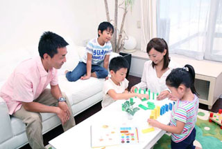 リフォーム後の笑顔とくつろぎのお客様