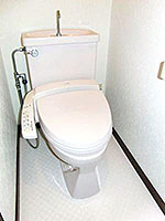 新しいトイレを設置、壁紙を張り替え